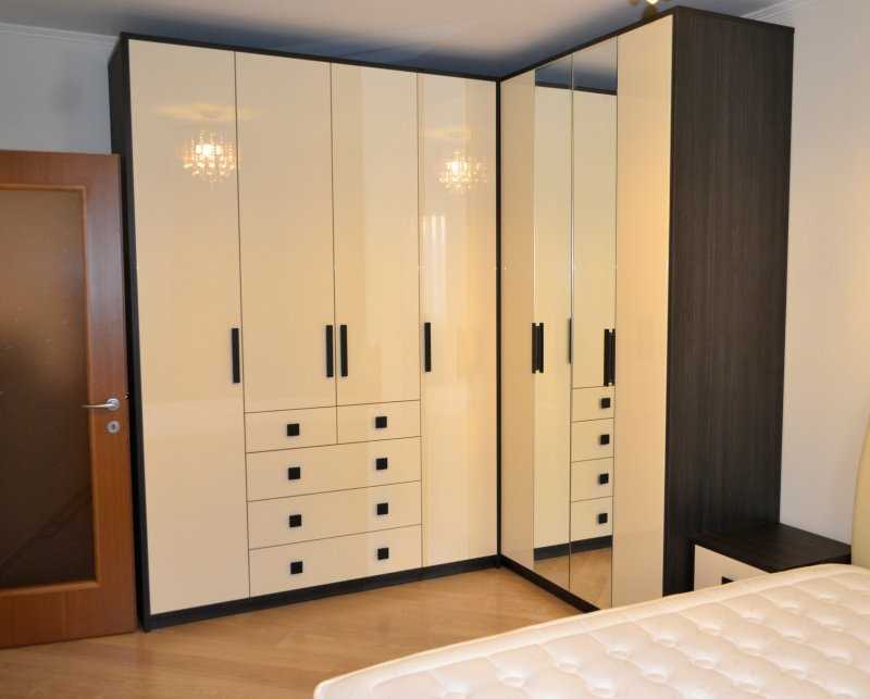 Угловые шкафы являются отличным решением для оптимального использования пространства в спальне. Они позволяют сделать максимальную функциональность из каждого угла комнаты, что особенно актуально для помещений небольших размеров.