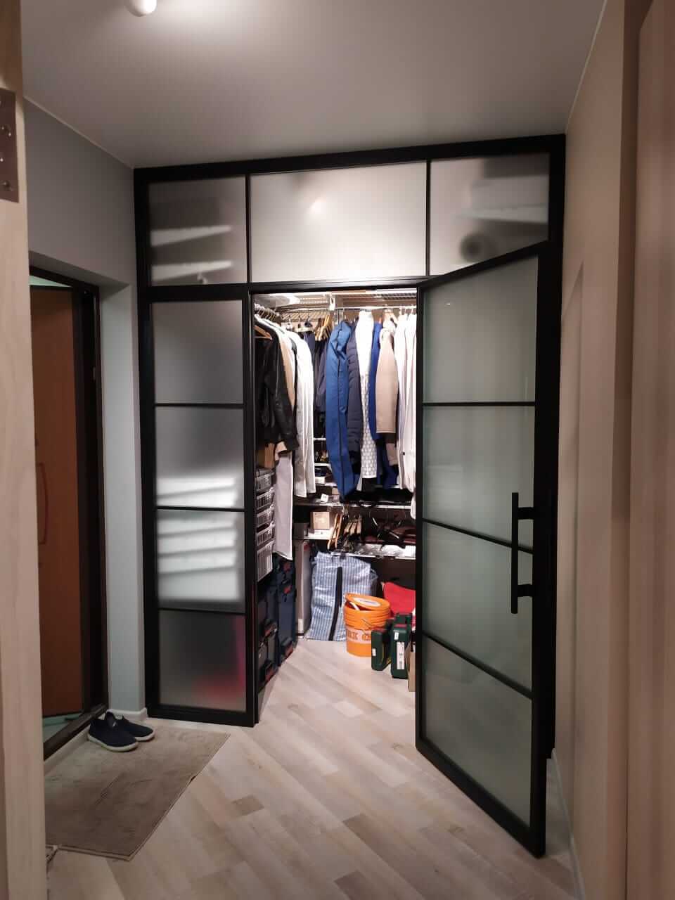 Гардеробная комната является незаменимым элементом в современном доме. Она позволяет организовать хранение одежды, обуви и аксессуаров таким образом, чтобы все было на своем месте и в одной комнате. Однако, не всегда владельцы квартир и домов могут похвастаться просторными гардеробными.
