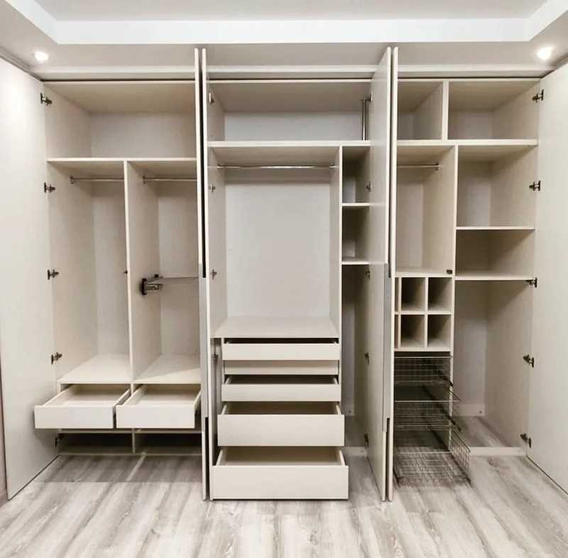 Встроенные шкафы с распашными дверями являются популярным решением для организации пространства в интерьере. Они позволяют максимально эффективно использовать доступное пространство, обеспечивают удобство использования и придают комнате эстетическую привлекательность.