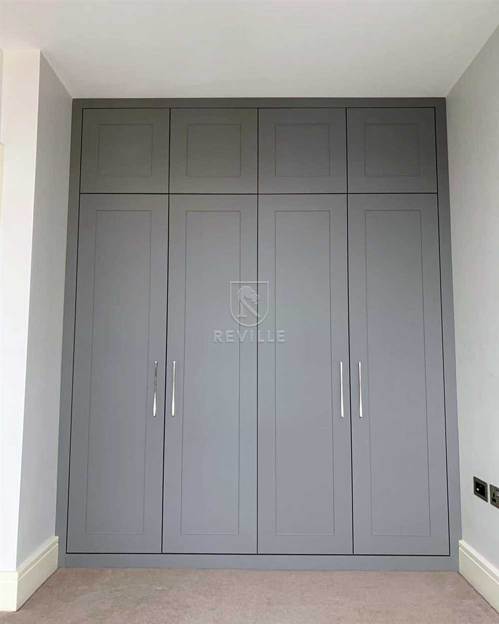 Встроенный шкаф с распашными дверями